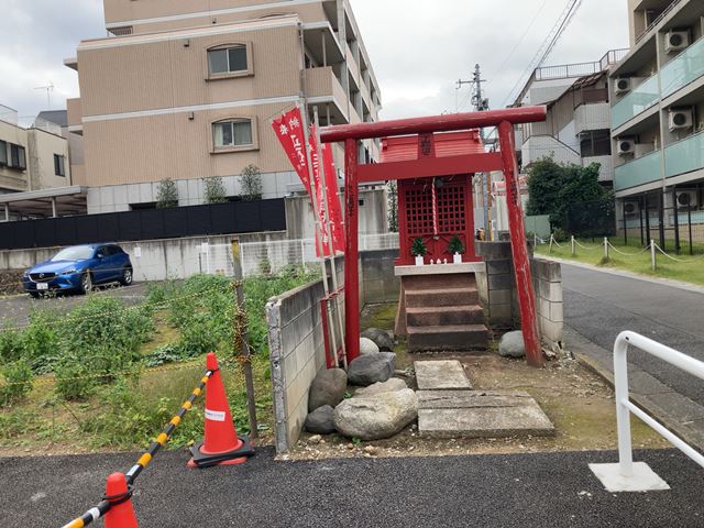 東京都目黒区原町の鳥居・祠撤去工事前の様子です。
